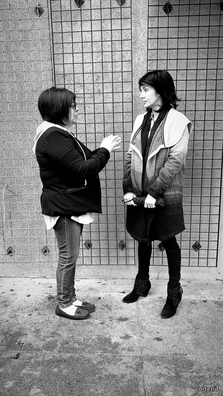 Momento en que Teresa Galán explica a Victoria Del Rosal la caracterización de una escena. | Foto: cortesía de Jorge Xolalpa.