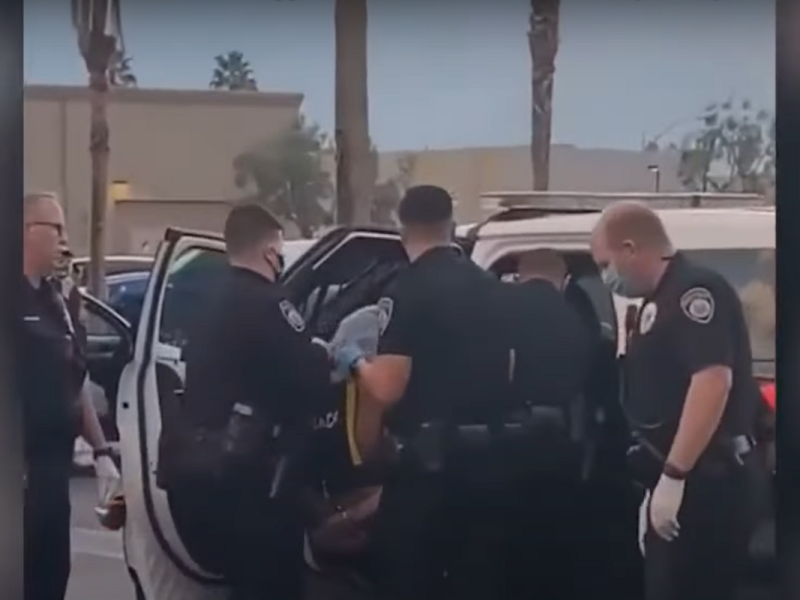 Cinco policías de California sometieron al hombre, quien gritaba que no podía respirar.