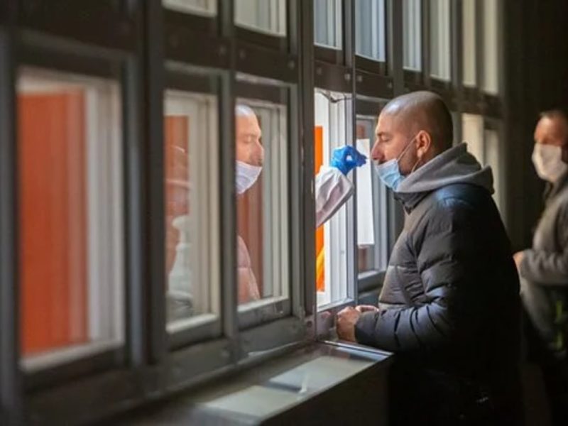 Migrantes en Tijuana en busca de asilo en EEUU se hacen la prueba Covid-19