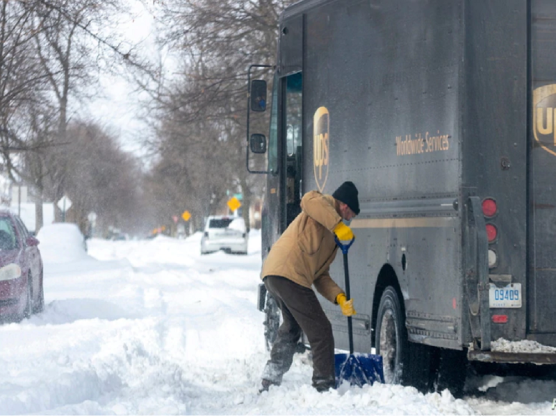 Mike Charnesky ayuda a un camión de reparto de UPS que está atascado en Detroit, Michigan, Estados Unidos, 16 de febrero de 2021.