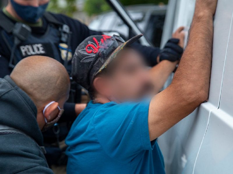 Arizona y Montana se unen al juez de Texas que pide bloquear las decisiones de Joe Biden sobre la deportación.