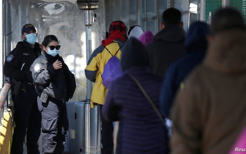 Puente fronterizo en Brownsville, Texas, donde apenas ingresaron cientos de solicitantes de asilo mientras otras familias intentar cruzar a USA.