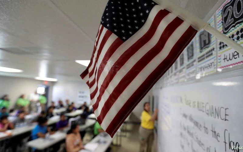 Una maestra imparte clases en el centro de detención de menores de Carrizo Springs, Texas, el 9 de julio de 2019. La administración Biden reabrirá este centro.