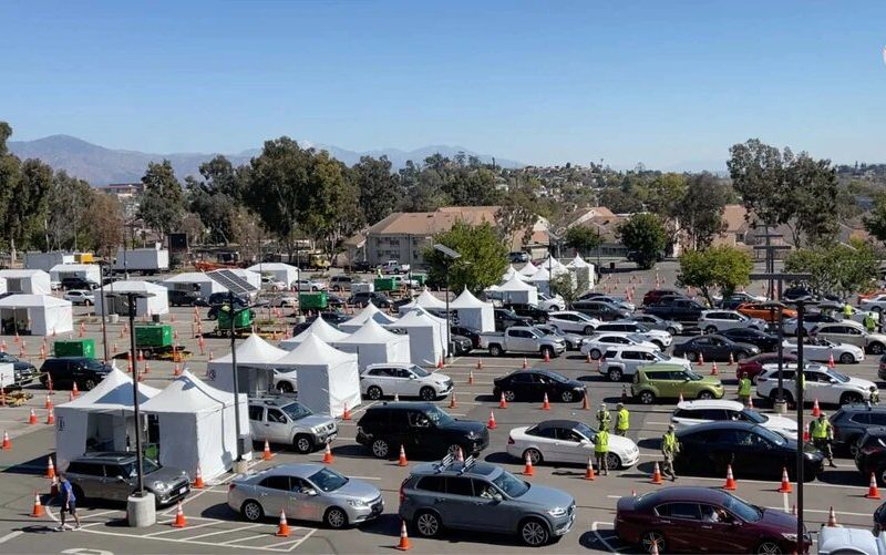 Una vista general del centro de vacunación masiva contra el Covid-19 en el estado de California.