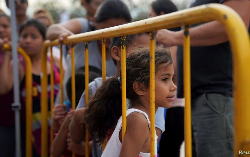 Hay cientos de niños no acompañados que esperan solicitar asilo en USA.