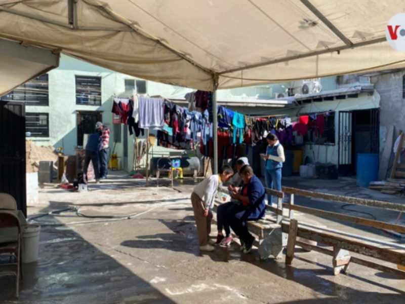 Cruzan hacia El Paso los primeros migrantes retenidos en México