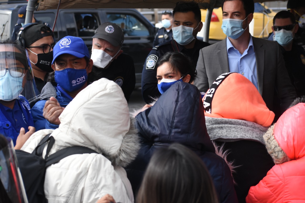 Solicitantes de asilo varados en Ciudad Juárez empiezan a cruzar a USA.