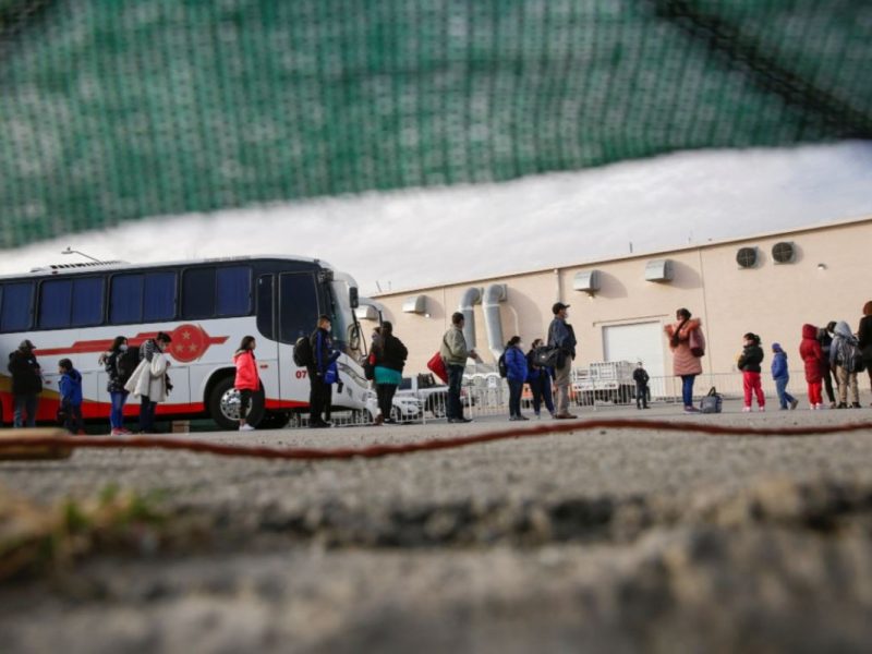 Migrantes de Centroamérica se hacen fila para las pruebas de Covid-19 en un asilo temporal en Ciudad Juárez, México, y así continuar al pedido de entrada en EEUU el 26 de febrero de 2021