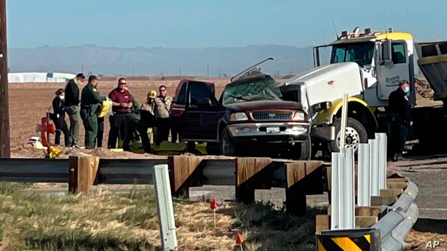 La escena después del accidente vial en Holtville, California, el 2 de marzo del 2021. | Foto: KYMA / AP / VOA.