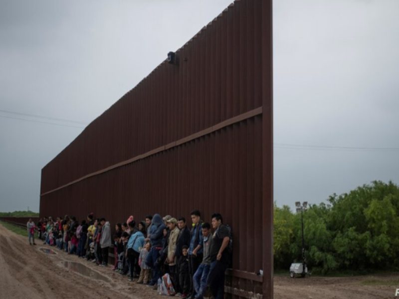 Coyotes engañan a migrantes; las fronteras de USA siguen cerradas