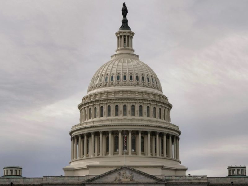 Gobernador de Texas enviará a los migrantes indocumentados que crucen a su estado al Capitolio en Washington