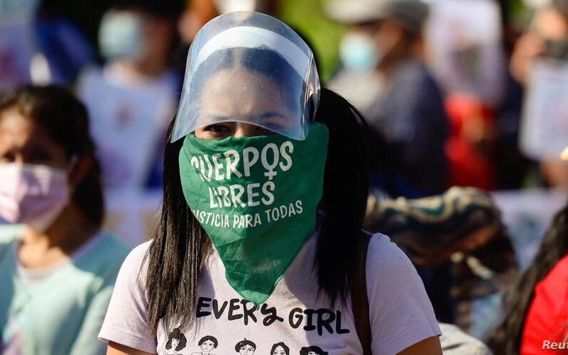 Mujeres participan en una marcha exigiendo el fin de la violencia contra las mujeres y el feminicidio en el país, antes de una protesta por el Día Internacional de la Mujer, en San Salvador, El Salvador, el 7 de marzo de 2021.