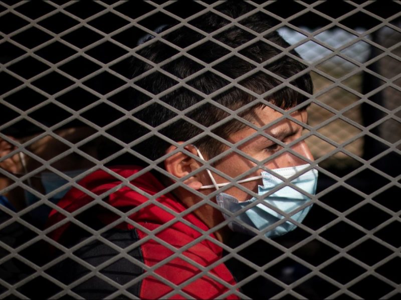 Un joven migrante se encuentra bajo custodia de la Patrulla Fronteriza de EE. UU. tras cruzar el Río Grande por Texas, el 9 de marzo de 2021.