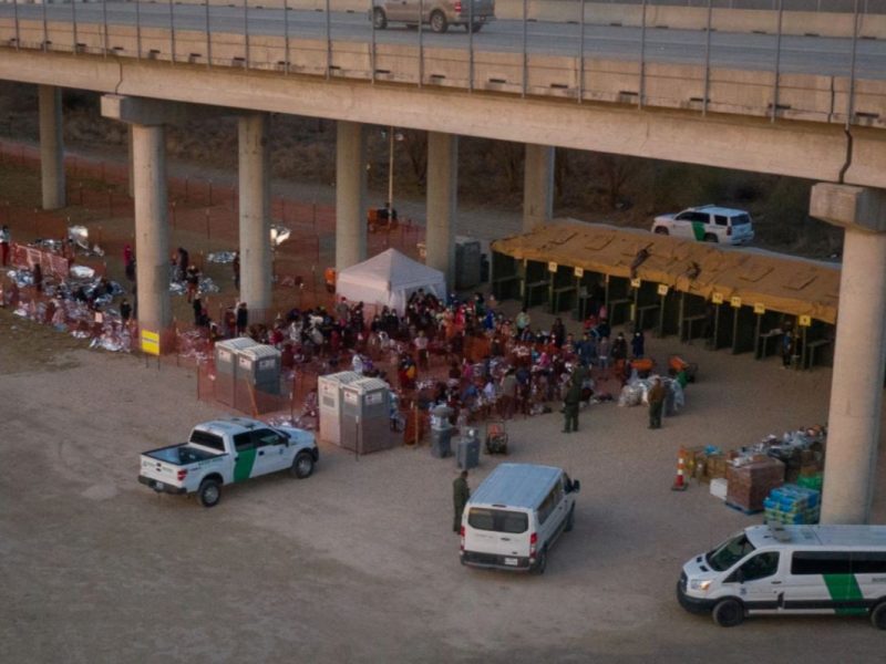Familias migrantes que buscan asilo y menores centroamericanos no acompañados se refugian en un centro de procesamiento provisional de EEUU, debajo del Puente Internacional de Anzalduas, en Granjeno, Texas, el 12 de marzo 2021
