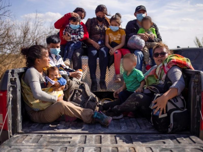 Familias y niños migrantes son trasladados en la parte trasera de un camión de la policía después de cruzar el río Grande hacia USA desde México. Penitas, Texas, EEUU, el 5 de marzo de 2021.