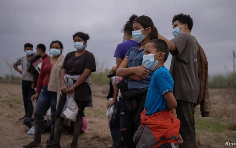 Niños migrantes centroamericanos que llegaron solicitando asilo después de cruzar a USA por la frontera con México en Penitas, Texas, el 14 de marzo de 2021.