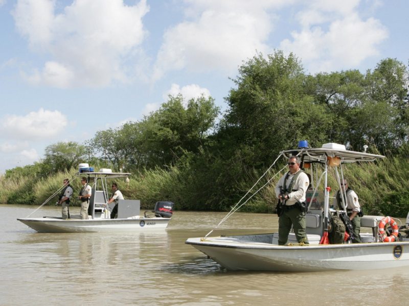 Agentes de la Patrulla Fronteriza vigilan el Río Bravo durante sus operativos de rutina.