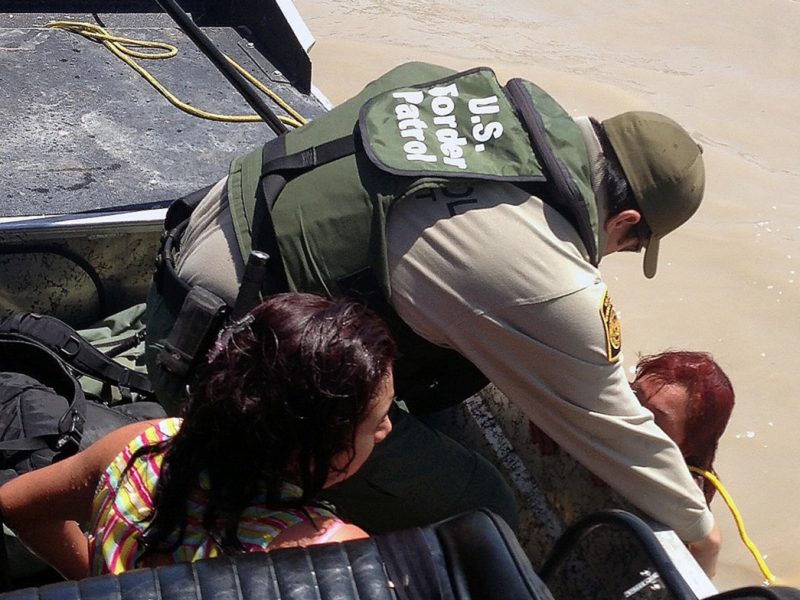 Un agente de la Patrulla Fronteriza rescata a dos mujeres en el Río Grande. Este sector ha visto un gran aumento en el número de cruces.