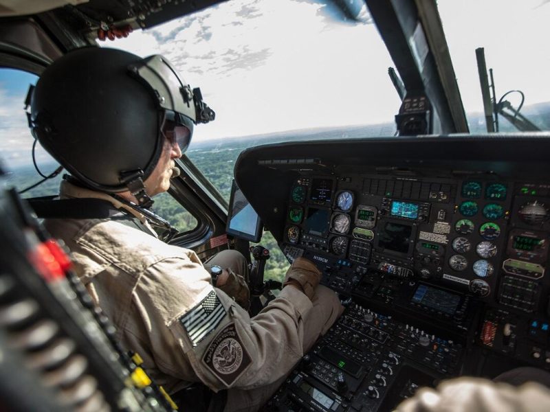 Con aviones: así es como planean trasladar a los migrantes desde Texas hasta California y la frontera norte de USA.