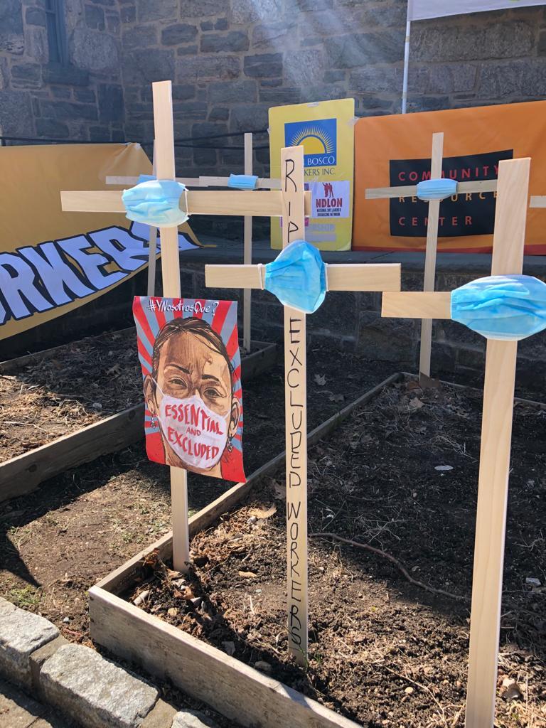 Instalación durante una protesta para aprobar el Fondo para Trabajadores Excluidos en Nueva York. | Foto: Cortesía de Diana Sánchez.