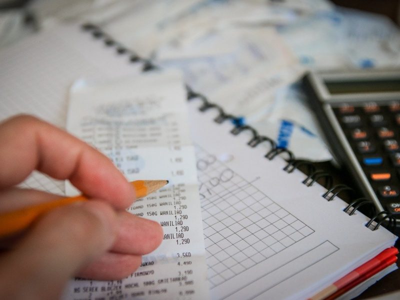 Pronto, el IRS te dirá qué hacer en caso de que ya hayas declarado los impuestos de los beneficios por desempleo que recibiste.