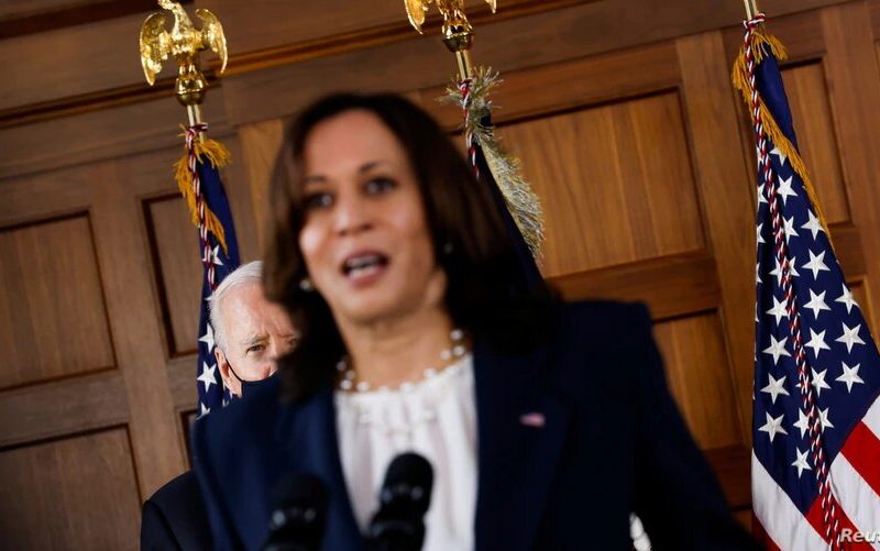Kamala Harris tiene experiencia en la conservación de los derechos humanos, algo fundamental en asuntos de inmigración.