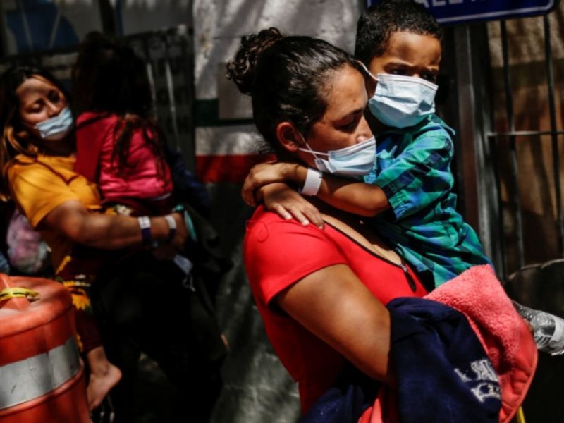 Migrantes en busca de asilo de América Central, que fueron transportados en avión desde Brownsville a El Paso, Texas, y deportados de EE. UU., en Ciudad Juárez.