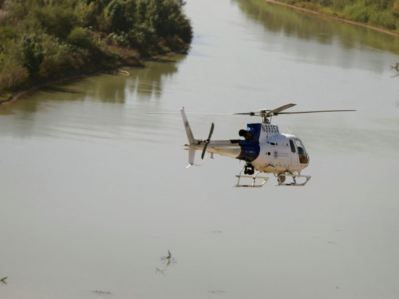 Un helicóptero de la Patrulla Fronteriza sobrevolando el área del Río Bravo en el estado de Texas.