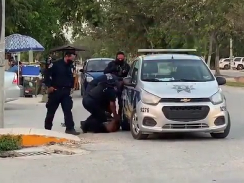 Policías en Tulum, México, mientras someten a Victoria Salazar durante un arresto.