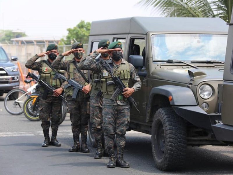 Elementos de seguridad de Guatemala y México siguen desplegándose en la frontera entre ambos países.