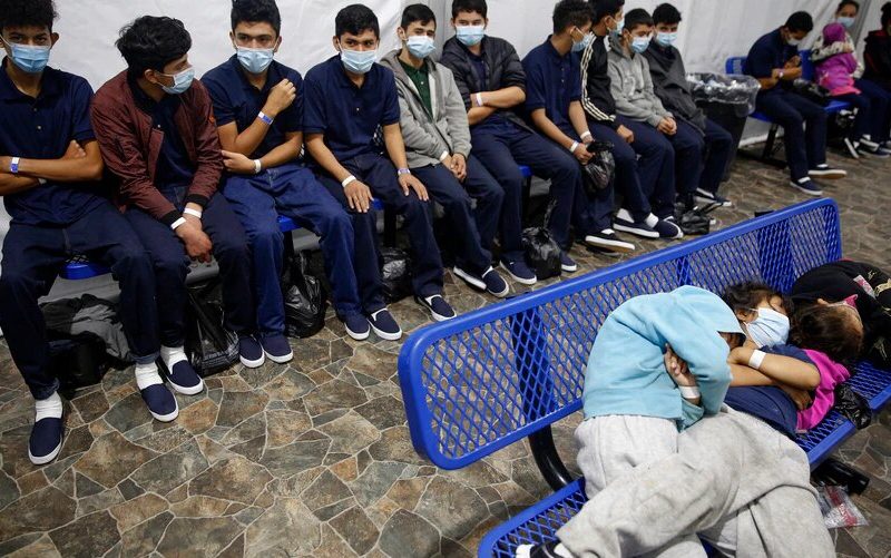 Niños migrantes no acompañados esperan su turno en una estación de procesamiento inmigratorio en el principal centro para menores en Donna, Texas. En Nuevo México se abrirá otro refugio temporal.