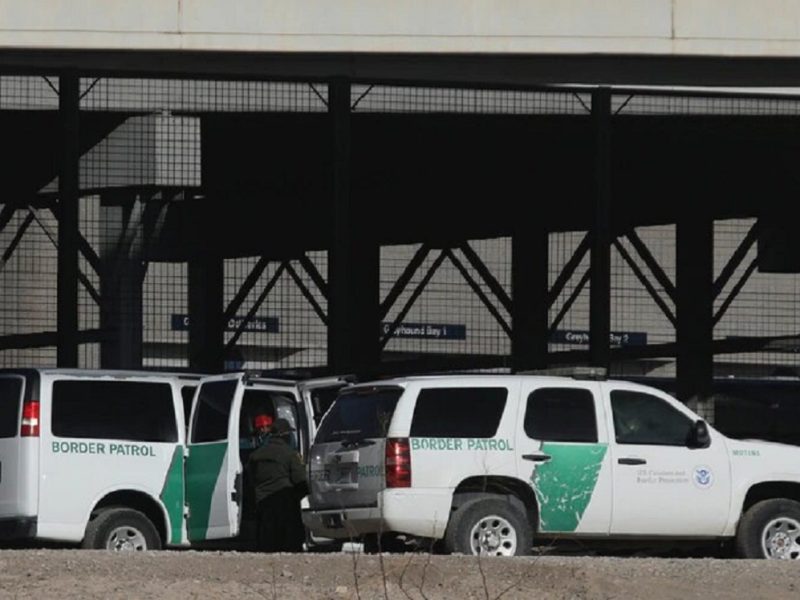 Agentes de la Patrulla Fronteriza detienen a migrantes luego de cruzar la frontera de Río Grande entre El Paso, Texas, Estados Unidos, y Ciudad Juárez, Chihuahua, México.