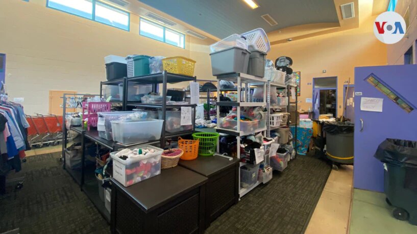 Ropa y otros utensilios en el refugio Casa Alitas, en Tucson, Arizona.