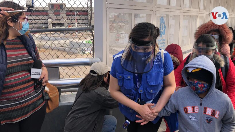 Menores de edad siendo acompañados por los representantes de la Organización Internacional para las Migraciones y personal de Migración México.