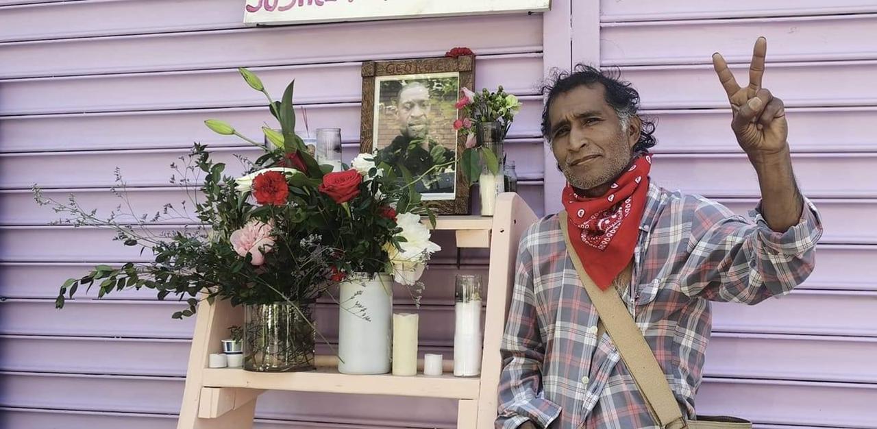 Francisco Ramírez en un altar a George Floyd en New York.