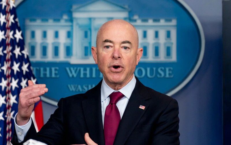 Alejandro Mayorkas, jefe del Departamento de Seguridad Nacional con la administración Biden.