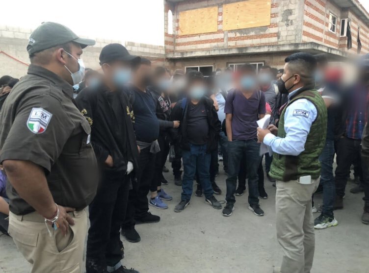 Personal del INM atendiendo a los migrantes indocumentados hallados en una casa de seguridad de Tlaxcala. | Foto: INM.