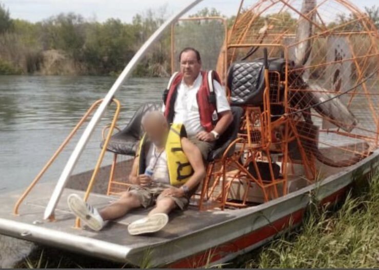 Migrante venezolano rescatado en el Río Bravo. | Foto: INM.