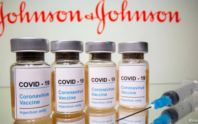 En un comunicado conjunto, los CDC y la FDA dijeron que estaban investigando coágulos en seis mujeres vacunadas con la vacuna de Johnson & Johnson.
