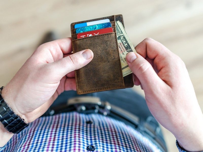 El IRS ha pedido que estas personas devuelvan su cheque de estímulo porque hubo errores al enviarlo.