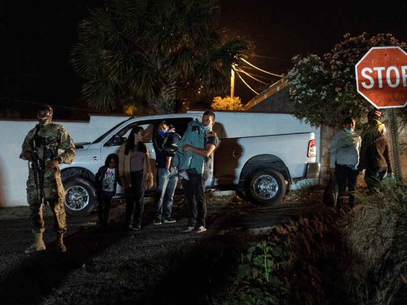 Un grupo de inmigrantes en busca de asilo en Estados Unidos fueron detenidos por la patrulla fronteriza al cruzar el Río Grande desde México hacia Texas el 17 de abril de 2021