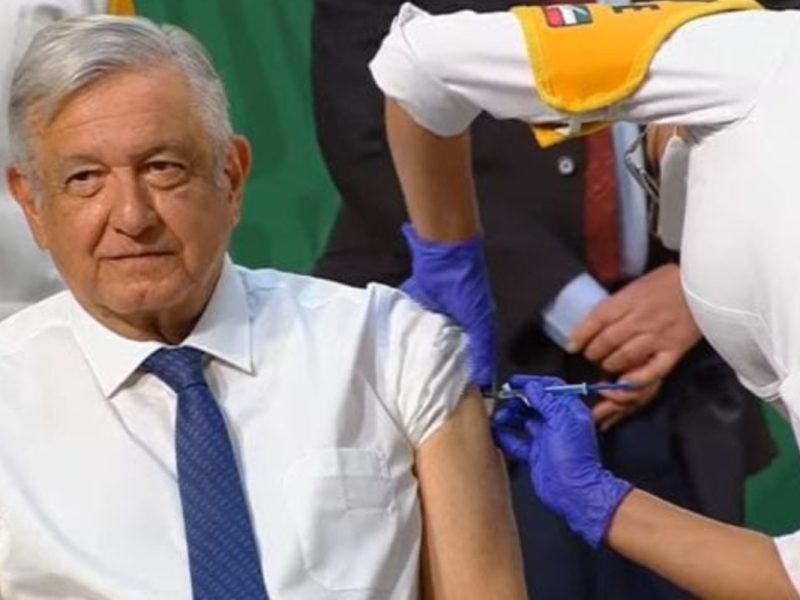 AMLO recibe vacuna contra Covid-19; le ponen la de AstraZeneca