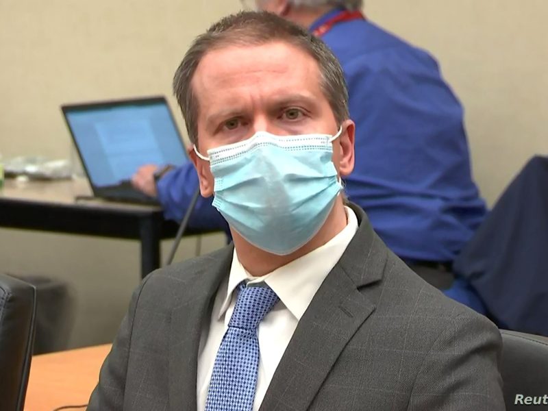 El exagente de policía Dereck Chauvin en el momento de escuchar su sentencia, en una corte de Minneapolis, EE. UU., el 20 de abril de 2021.