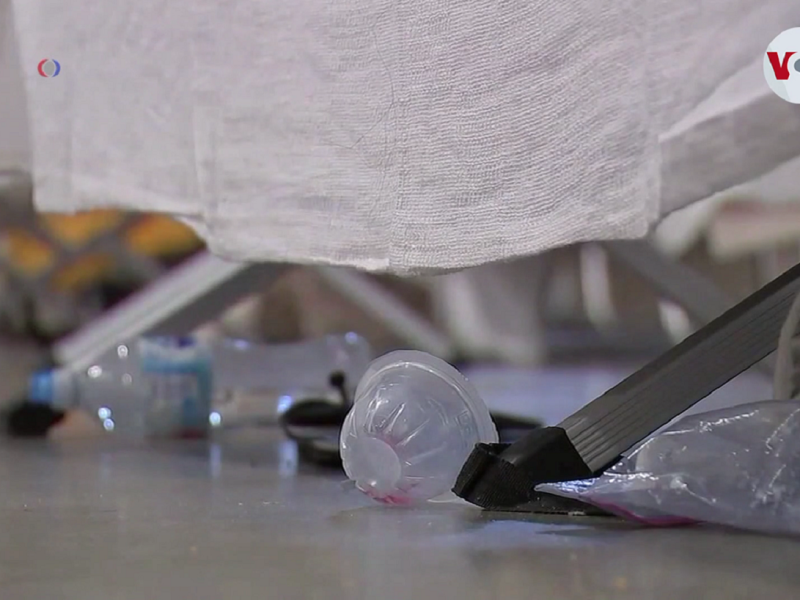 Imagen de las condiciones en las que se encontraban las niñas migrantes de este albergue en Houston, Texas.