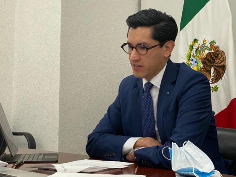 Roberto Velasco, director de la política de México con América del Norte, se ha comprometido a negociar con USA para solucionar la situación laboral de los empleados de los consulados mexicanos en USA.