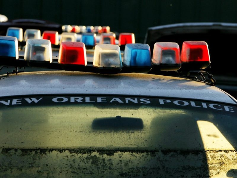 Una larga fila de patrullas policiales custodian las calles de Nueva Orleans.