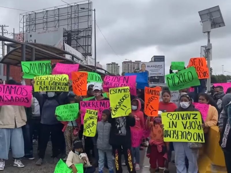Los manifestantes se plantaron en frente de la frontera el viernes por la tarde
