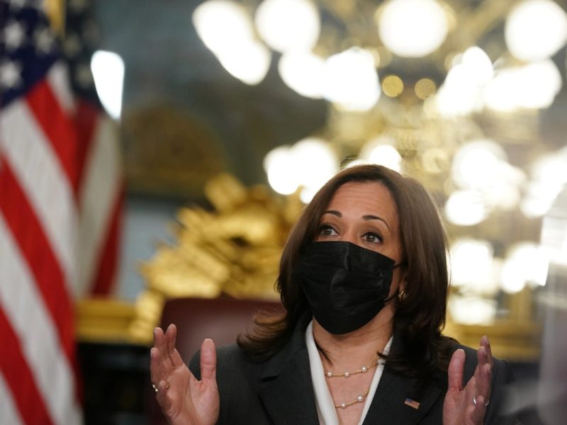 La vicepresidenta Kamala Harris sostiene una conversación sobre los países del Triángulo Norte desde la Casa Blanca en Washington, el 22 de abril de 2021.