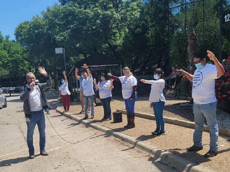 Migrantes manifestándose frente al consulado mexicano en Dallas.