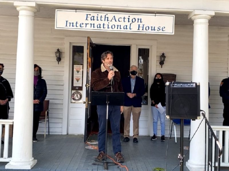David Fraccaro, director ejecutivo de FaithAction International House, durante una conferencia de prensa para exigir que haya licencias de conducir para indocumentados en Carolina del Norte.